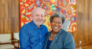 Lula e Macaé Evaristo sorrindo, de mãos dadas