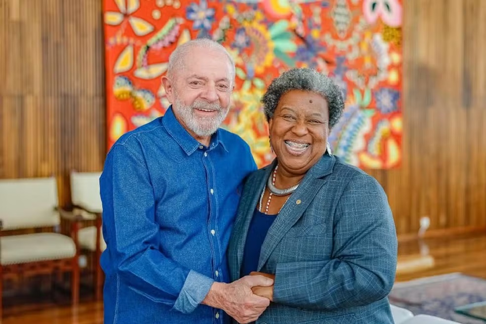 Lula e Macaé Evaristo sorrindo, de mãos dadas