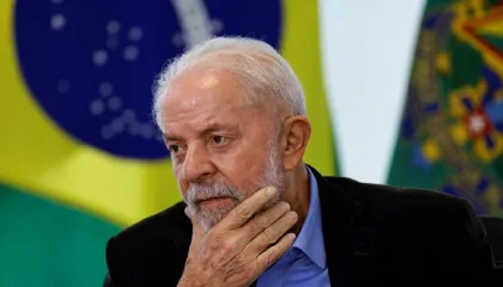 O presidente Luiz Inácio Lula da Silva (PT) com expressão pensativa e mão no queixo, sem olhar para a câmera