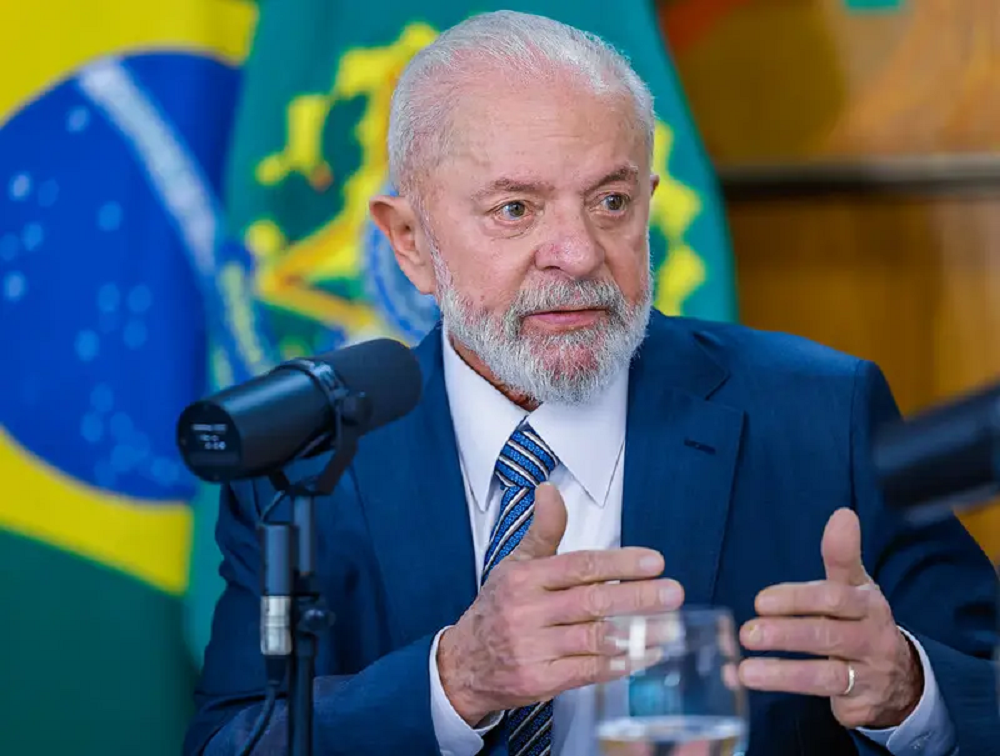 o presidente Luiz Inácio Lula da Silva (PT) falando e gesticulando sem olhar para a câmera