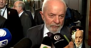 O presidente Luiz Inácio Lula da Silva (PT) falando em microfones