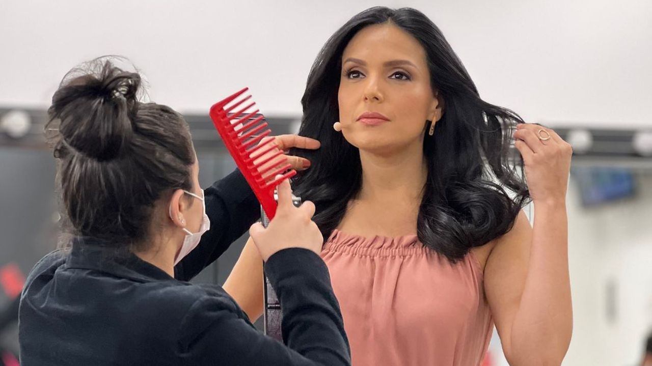 Márcia Dantas tendo cabelo arrumado por cabeleireira