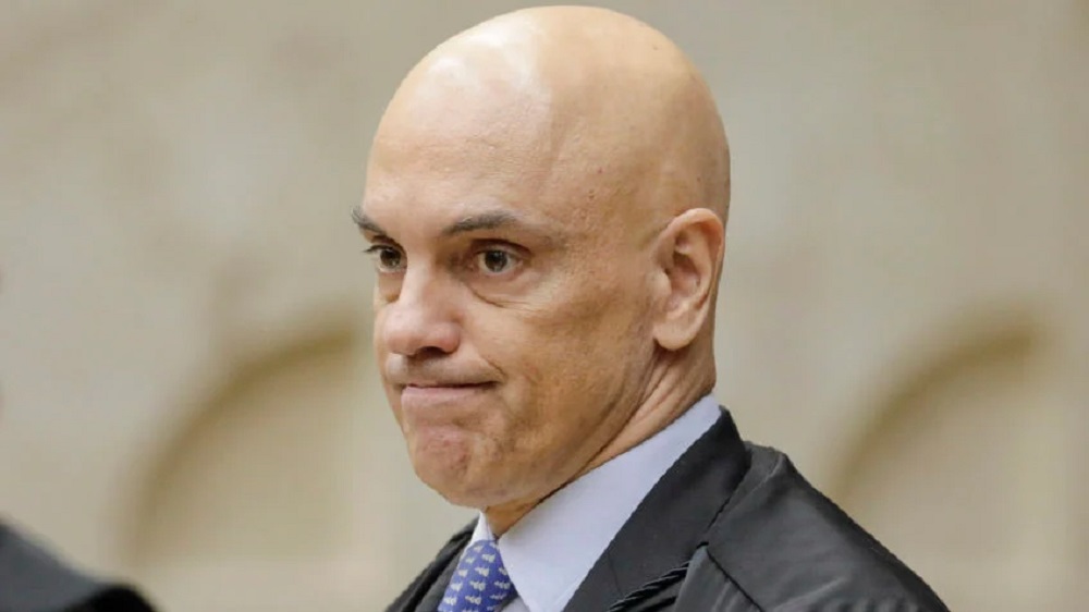 ministro Alexandre de Moraes sem olhar para a câmera, com expressão de insatisfação