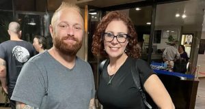 Walter Delgatti Neto e Carla Zambelli posando lado a lado para foto, ela sorrindo