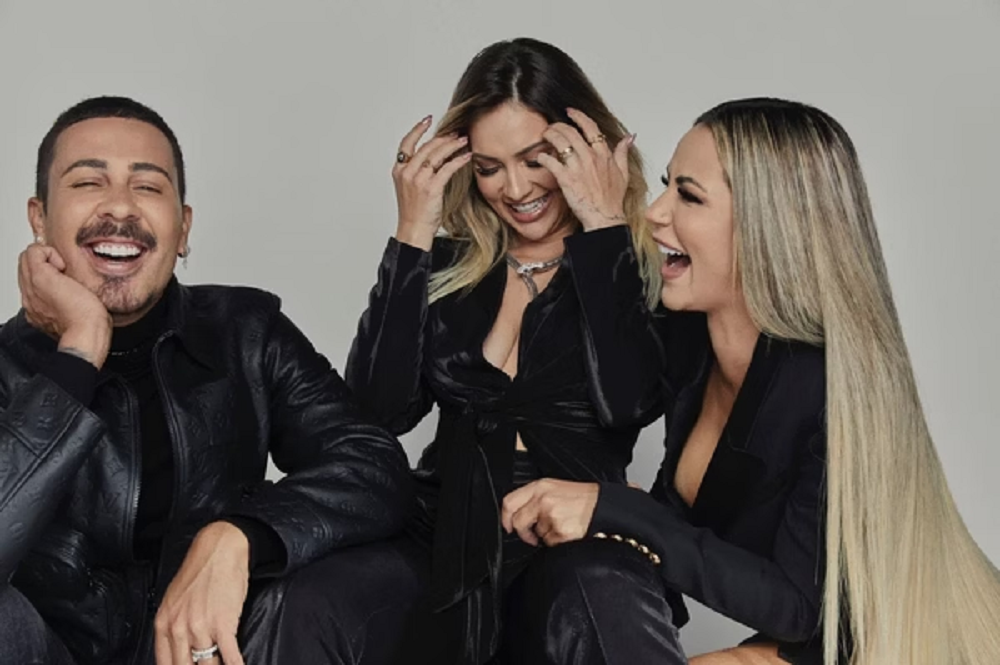 Carlinhos Maia, Virginia Fonseca e Deolane Bezerra rindo, lado a lado, de roupas pretas