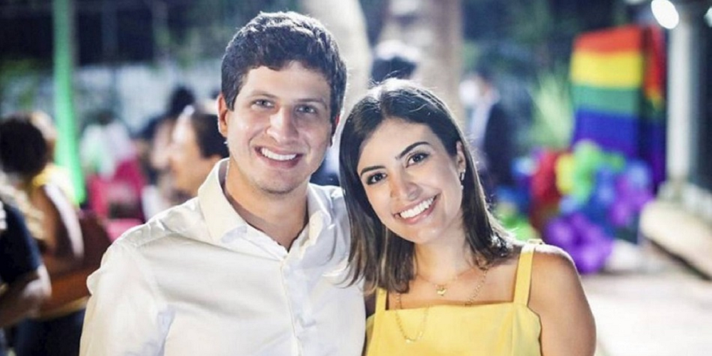 João Campos e Tabata Amaral sorrindo para foto lado a lado