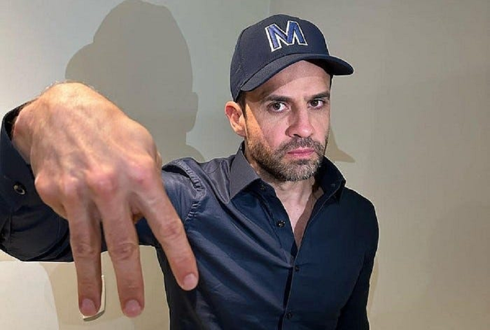 O candidato à Prefeitura de São Paulo, Pablo Marçal (PRTB) de boné, fazendo M com a mão