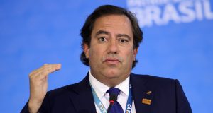 Pedro Guimarães sério, falando e gesticulando, sem olhar para a câmera