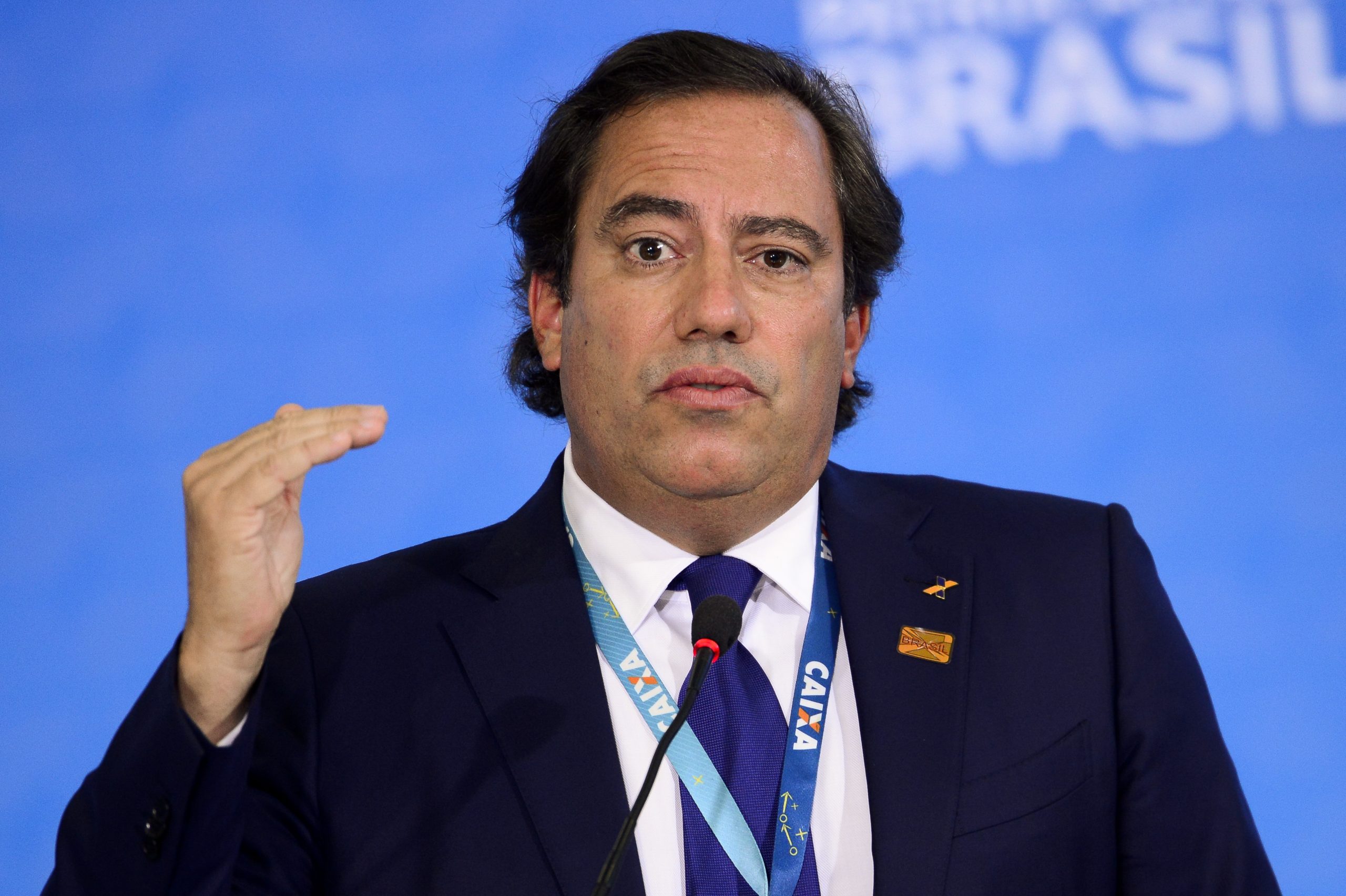 Pedro Guimarães sério, falando e gesticulando, sem olhar para a câmera