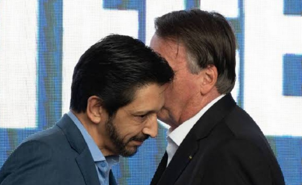 Ricardo Nunes e Jair Bolsonaro conversando ao pé do ouvido