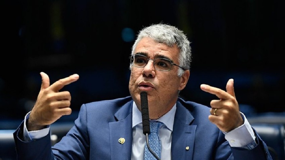 O senador Eduardo Girão (Novo) falando em microfone com expressão séria e gesticulando, de óculos, sem olhar para a câmera