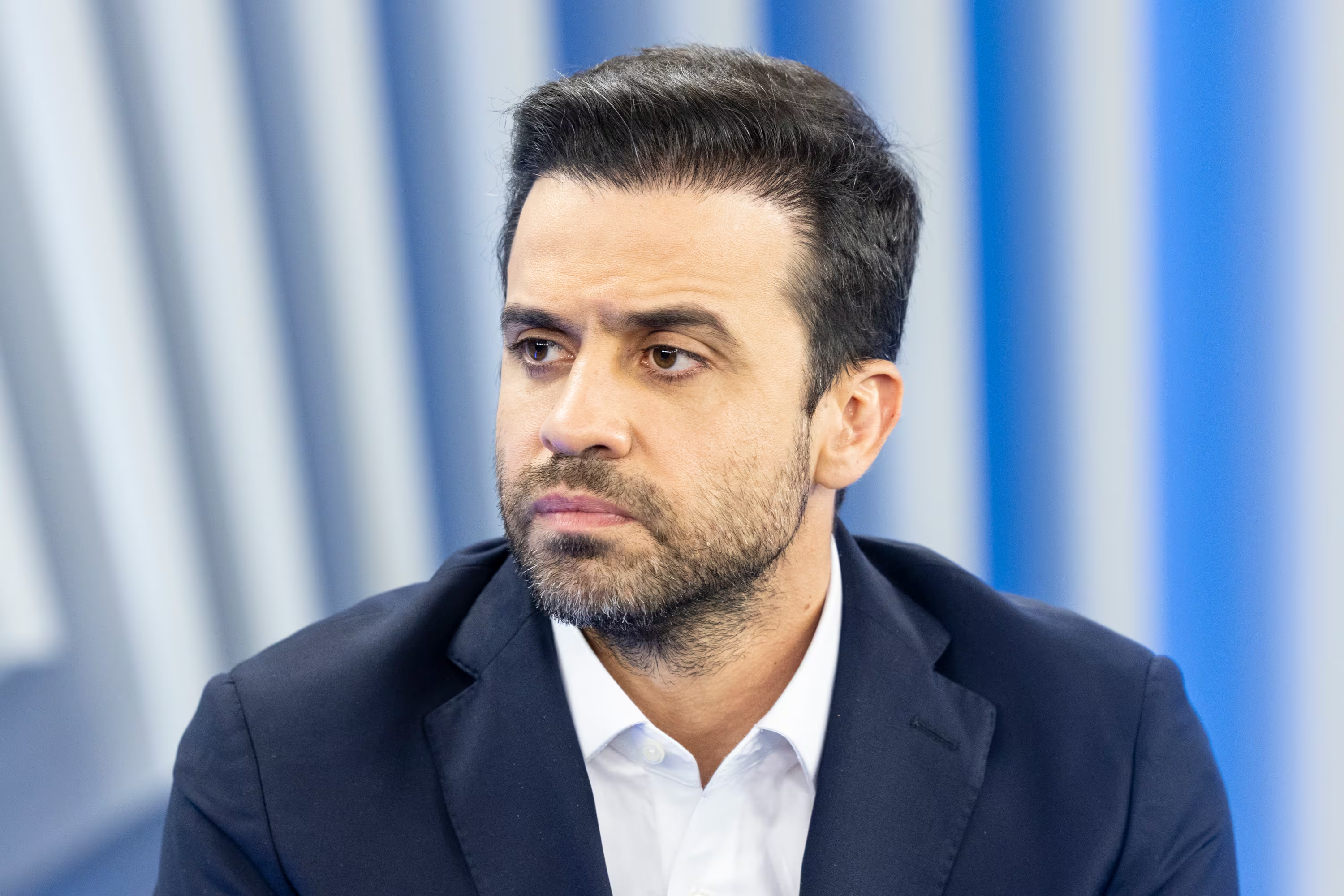 Pablo Marçal olhando para o lado com expressão séria
