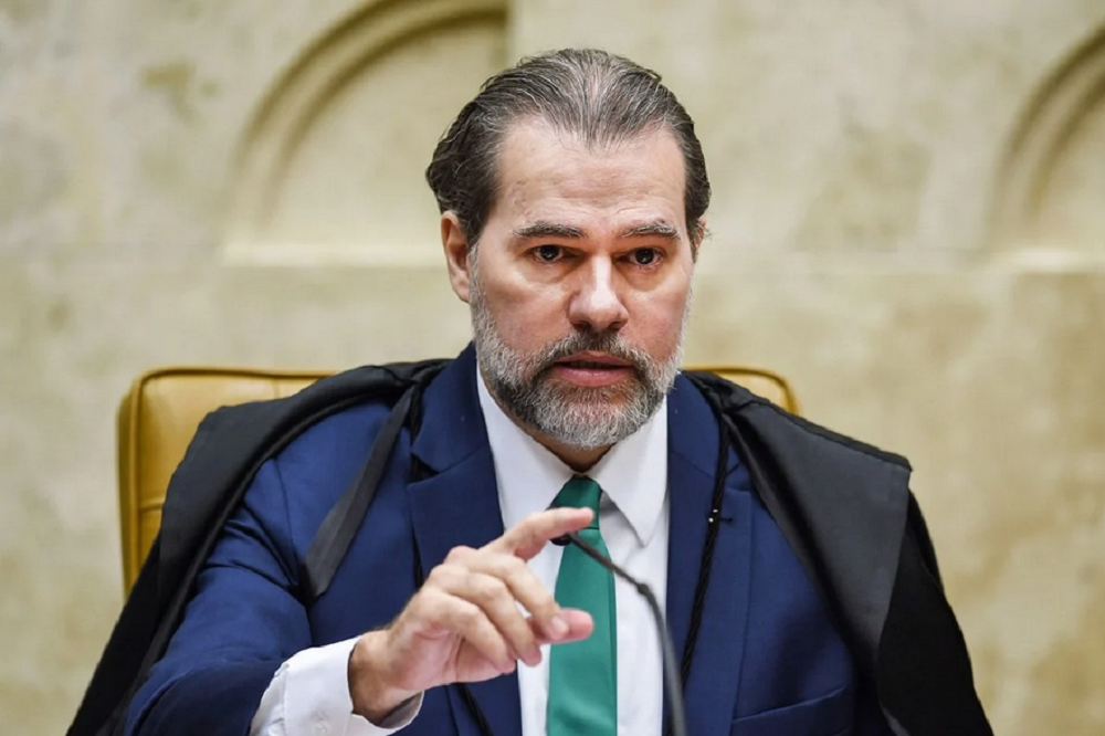 ministro Dias Toffoli, do Supremo Tribunal Federal (STF) falando e apontando, sério