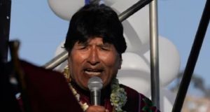 O ex-presidente da Bolívia, Evo Morales, falando em microfone