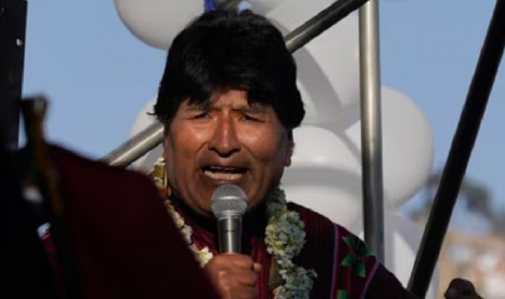 O ex-presidente da Bolívia, Evo Morales, falando em microfone