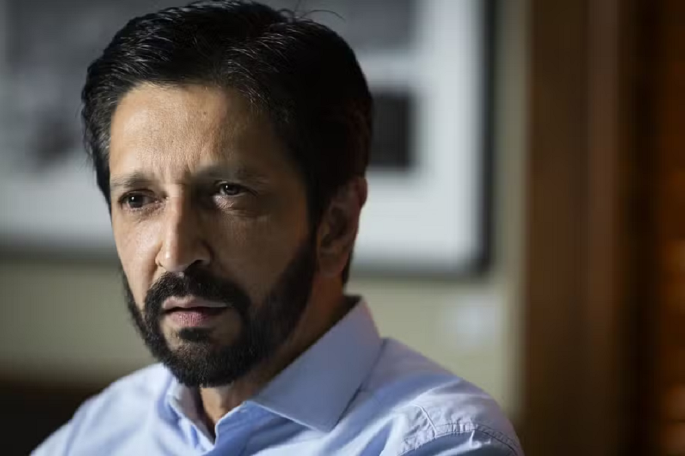 O prefeito de São Paulo, Ricardo Nunes (MDB-SP), em close, sério, sem olhar para a câmera