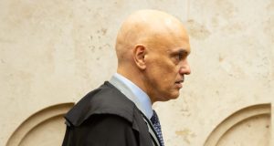 Ministro Alexandre de Moraes de perfil, sério