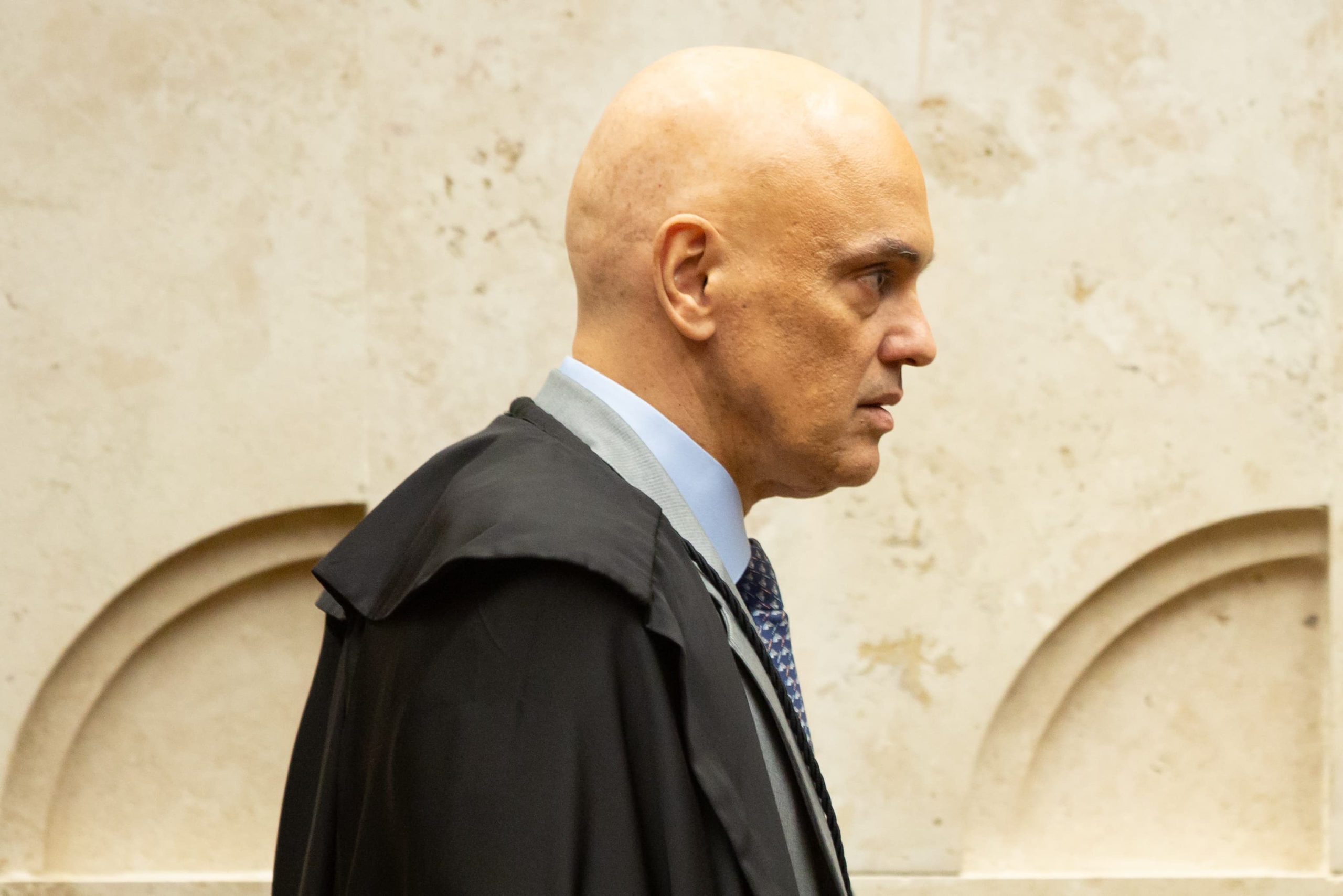 Ministro Alexandre de Moraes de perfil, sério