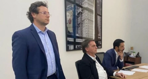 Fabio Wajngarten, com Jair Bolsonaro (aparentemente dormindo) e Ricardo Nunes
