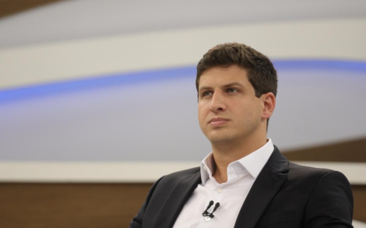 o prefeito de Recife (PE), João Campos (PSB), sério, no Roda Viva, sem olhar para a câmera