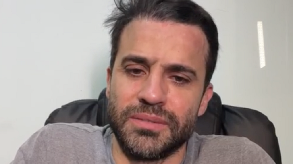 Pablo Marçal (PRTB) de camiseta cinza, com cara de choro, de frente pra câmera