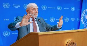 O presidente Luiz Inácio Lula da Silva (PT) falando e gesticulando em microfone sem olhar para a câmera
