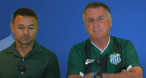 Coronel Ricardo Mello Araújo (PL) e Jair Bolsonaro (PL) de roupa verde, o segundo falando para a câmera com expressão de raiva