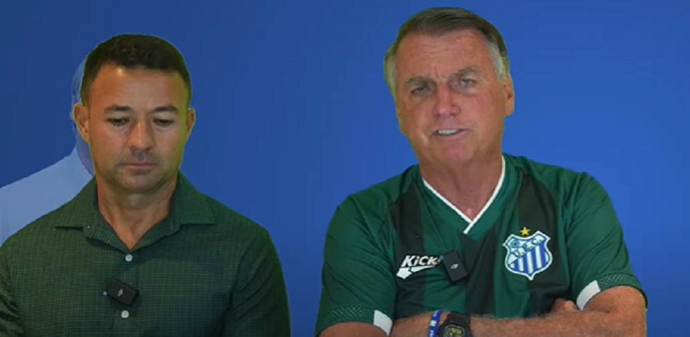 Coronel Ricardo Mello Araújo (PL) e Jair Bolsonaro (PL) de roupa verde, o segundo falando para a câmera com expressão de raiva