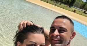 A brasileira Fernanda Júlia e o português Bruno Neto abraçados na praia, sorrindo para selfie