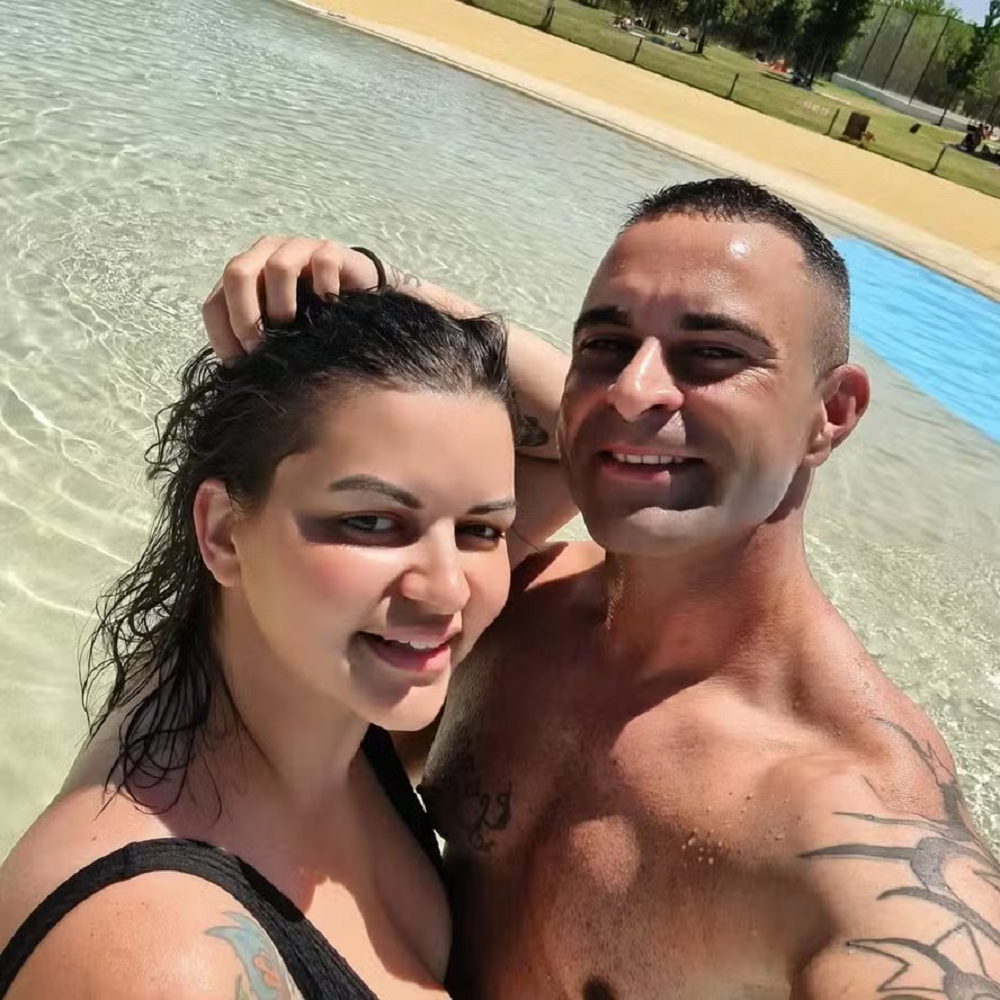A brasileira Fernanda Júlia e o português Bruno Neto abraçados na praia, sorrindo para selfie