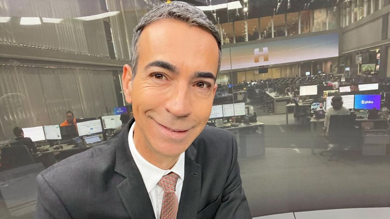 César Tralli sorrindo para foto no estúdio do Jornal Hoje