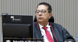 desembargador Sebastião de Moraes Filho sério, olhando para o lado, de óculos