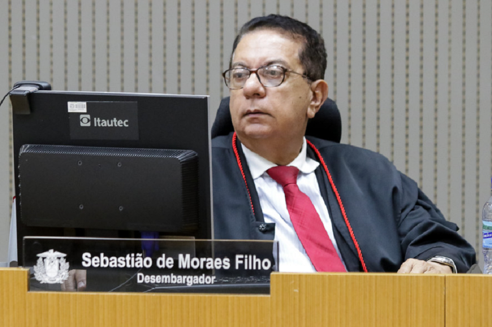desembargador Sebastião de Moraes Filho sério, olhando para o lado, de óculos
