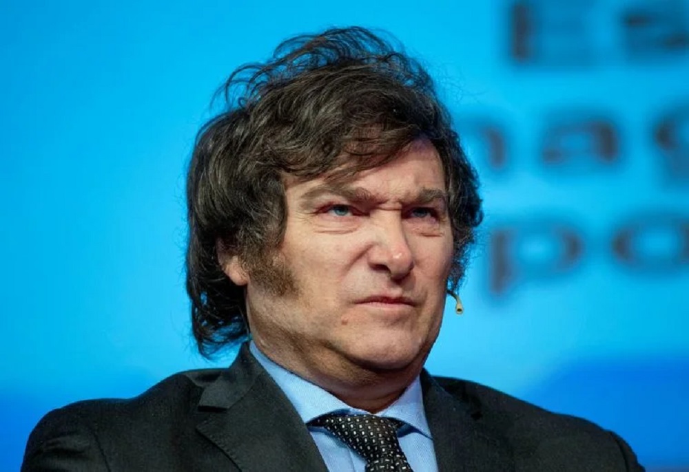 Javier Milei fazendo careta sem olhar para a câmera