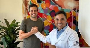 Pablo Marçal sorrindo em aperto de mãos com Luiz Teixeira da Silva Júnior