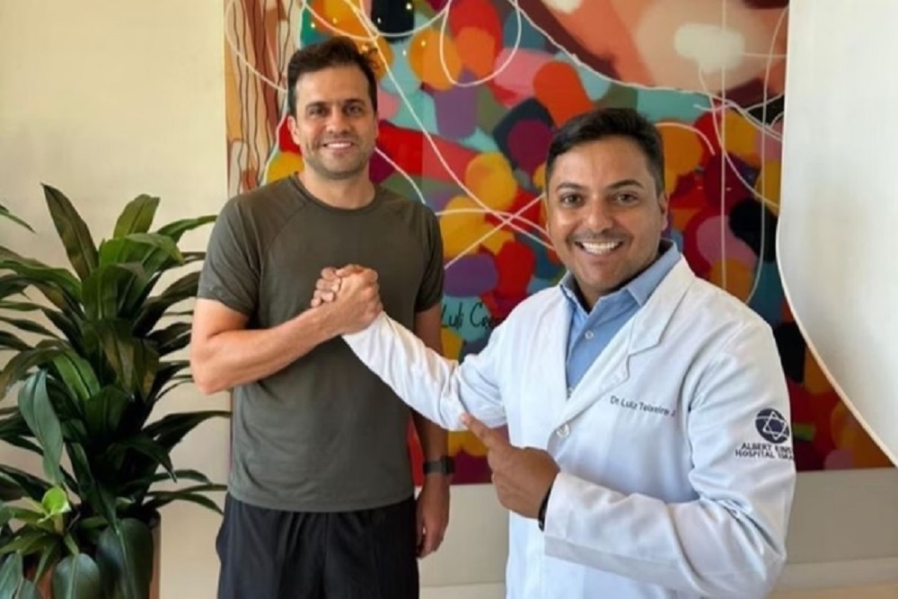 Pablo Marçal sorrindo em aperto de mãos com Luiz Teixeira da Silva Júnior