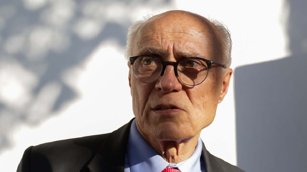 eputado estadual Eduardo Suplicy olhando para o lado, sério
