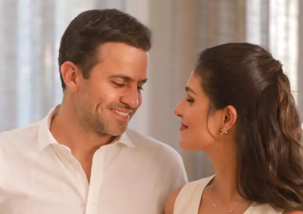Pablo Marçal e Ana Carolina de Carvalho Marçal se olhando e sorrindo, ambos de roupas brancas