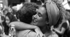 Marcelo Freixo abraçando Marielle Franco em foto em preto e branco