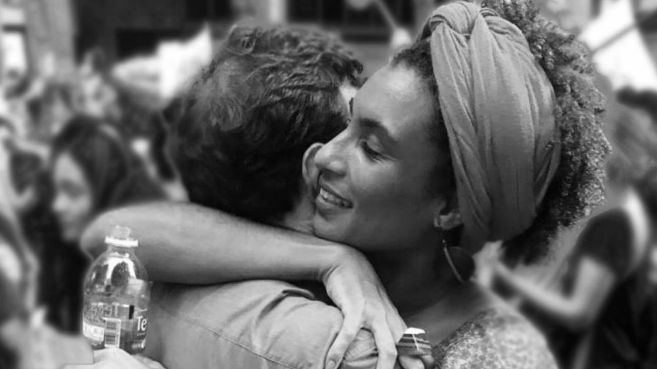 Marcelo Freixo abraçando Marielle Franco em foto em preto e branco
