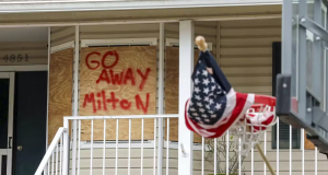 "Vá embora, Milton": Casa reforçada com madeira em Port Richey, na Flórida