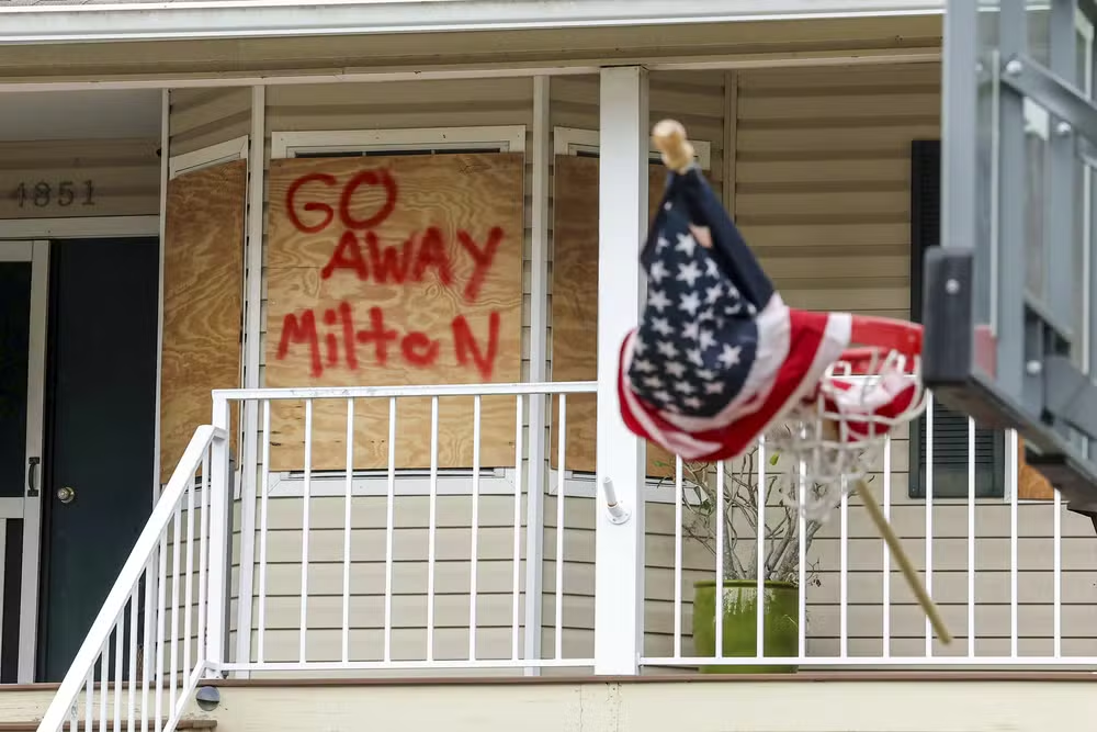 "Vá embora, Milton": Casa reforçada com madeira em Port Richey, na Flórida