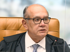 Ministro Gilmar Mendes, do Supremo Tribunal Federal (STF), com expressão observadora, olhando para o lado, de óculos