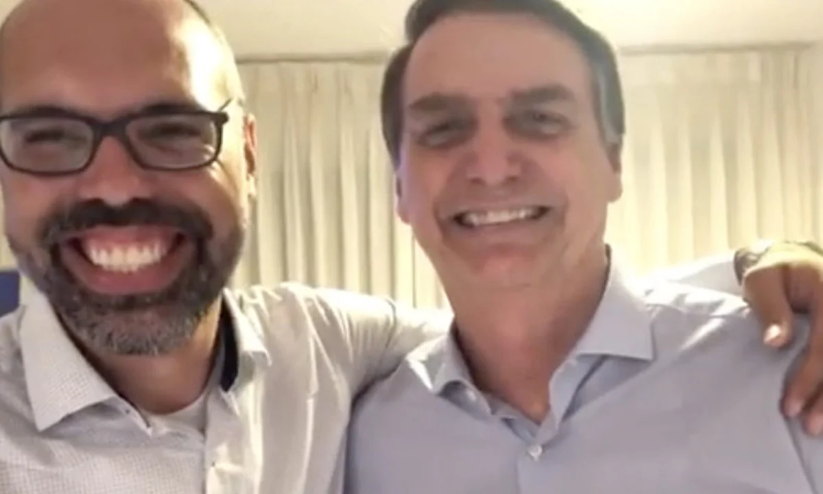 Allan dos Santos e Jair Bolsonaro sorrindo para selfie