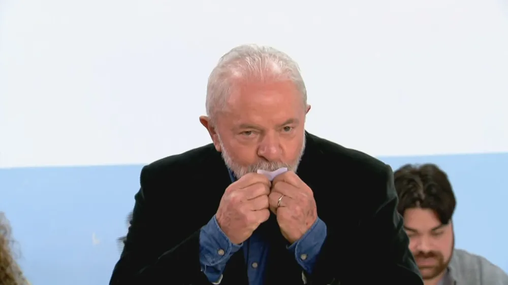 Lula beijando comprovante de votação