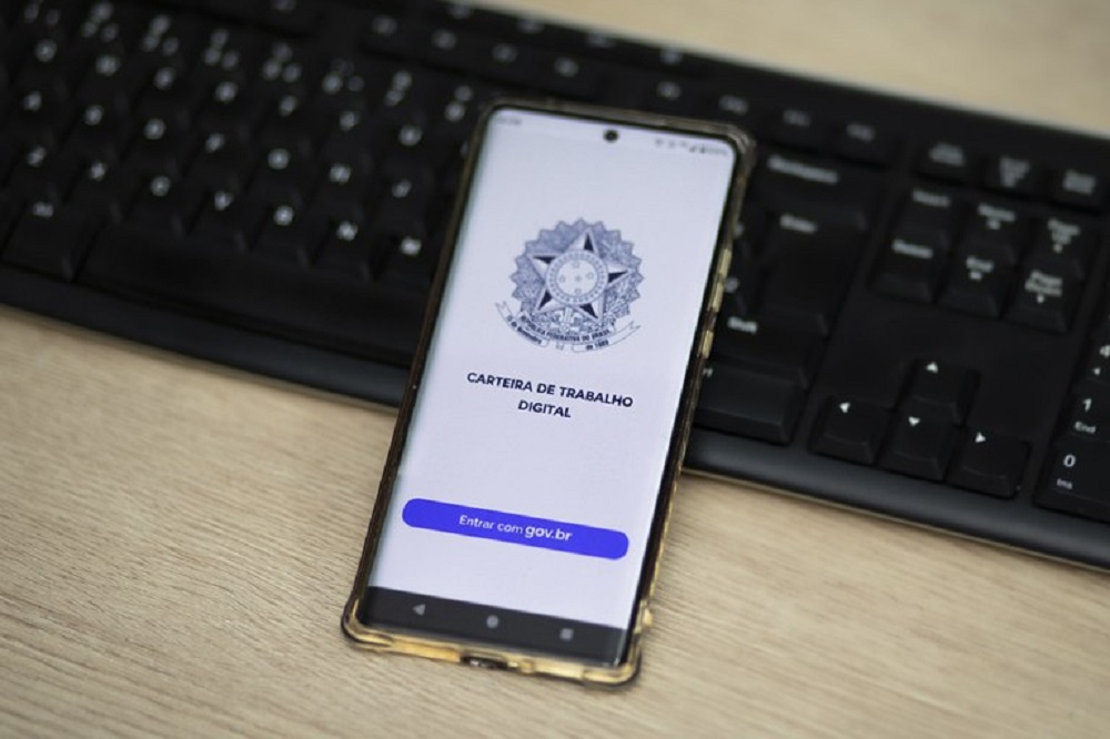 Celular com carteira de trabalho na tela