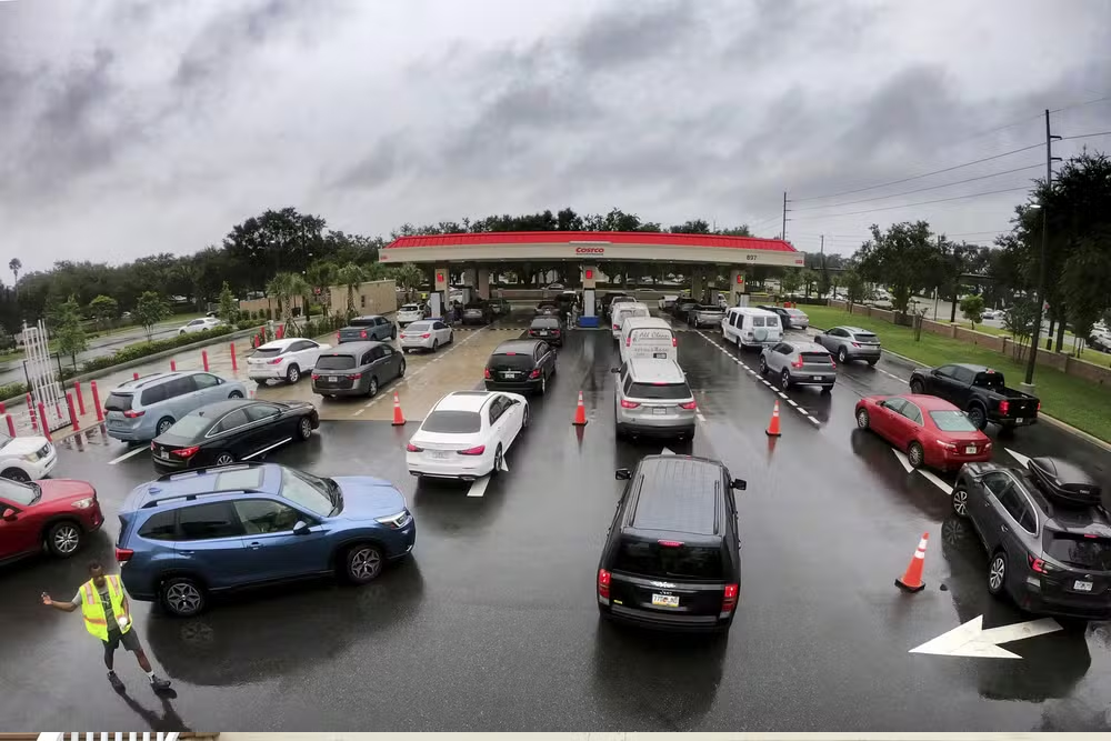 Carros fazem fila em posto de gasolina em Altamonte Springs, na Flórida, em meio a preparos para evacuação