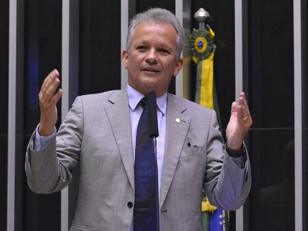 O presidente nacional do PDT, André Figueiredo, falando e gesticulando, na Câmara dos Deputados