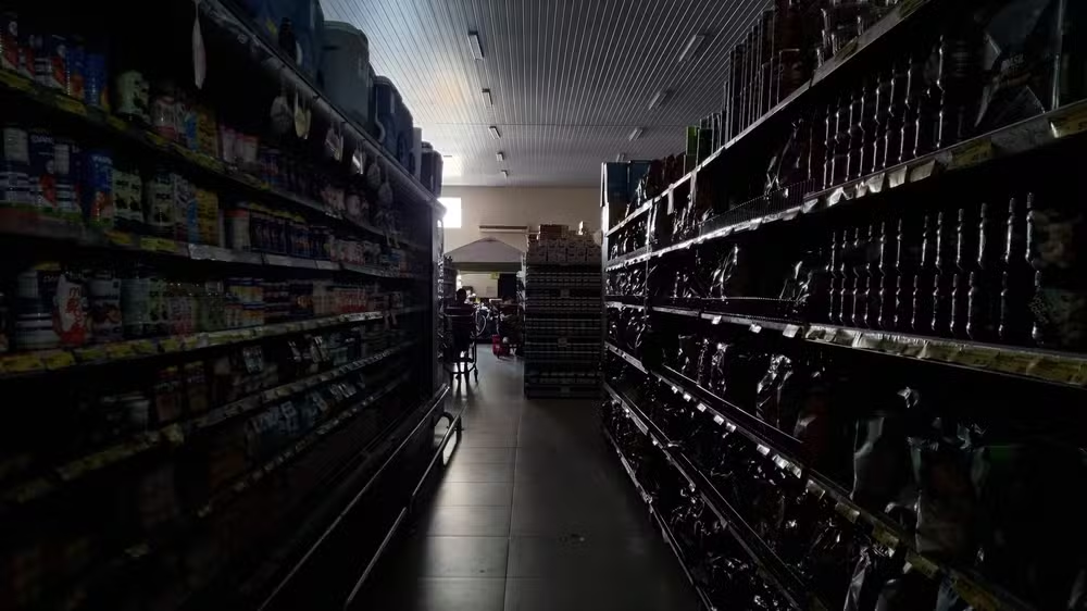 Supermercado sem energia em São Paulo neste sábado (12)