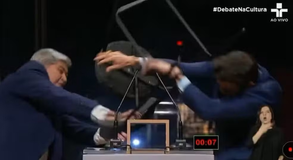 Datena dando cadeirada em Marçal